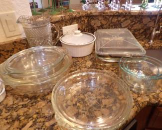 Pyrex cookware/bakeware
