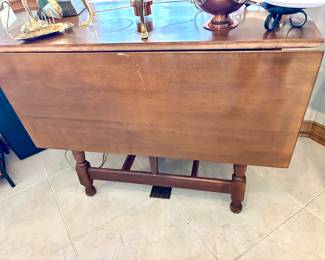 Drop leaf dining/accent table