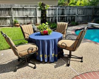  Set a four chairs on casters