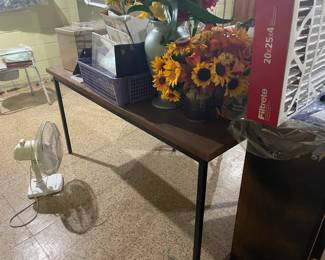 . . . Formica table and gloriosa daisies