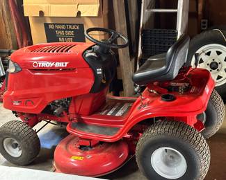 Troy Bilt riding lawnmower. Runs great. Brand new battery