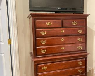 Queen size bedroom suite with 4 poster bed