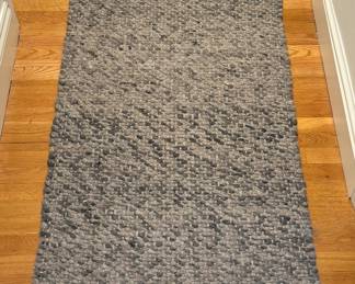 Runner (shades of blue)