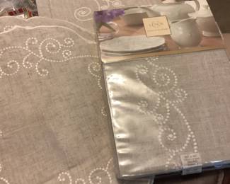 Lenox table linens