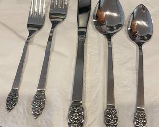 Oneida Nordic Crown  Flatware service for 14