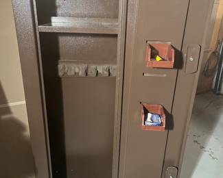 Lower Level: The HOMAK gun case is very clean in the inside.  Its key will be with the cashier.