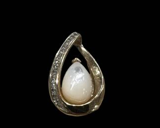 10KT GOLD Mother of Pearl and Diamond Pendant