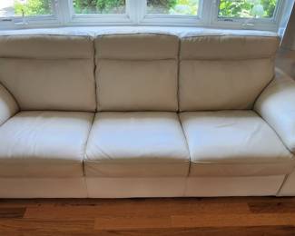 Leather Duelinee couch in Excellent condition