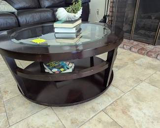 You spin me right 'round, baby, right 'round

Like a record, baby, right 'round, 'round, 'round

You spin me right 'round, baby, right 'round

Like a record, baby, right 'round, 'round, 'round.. that song comes to mind when I see this cool round coffee table (did you sing in your head when you read this?) ha!