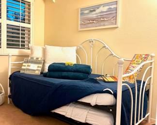 This is a better photo of the daybed 