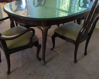 Thomasville dining set! Seats 6. Perfect for Sunday spaghetti night!  Or meatless Monday , taco Tuesday, whatever Wednesday, Takeout Thursday, Fish Friday , steak Saturday...phew ... That took some real thinking 