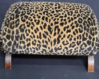 Lot # : 307 - Leopard pattern ottoman
