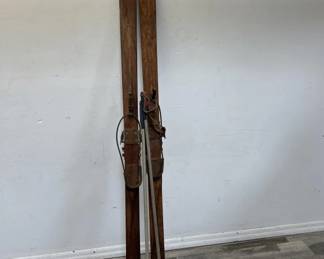 Lot # : 101 - Antique hickory skis, 78"l
