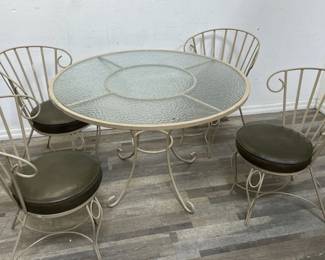 Lot # : 100 - Patio glass table set with four chairs
