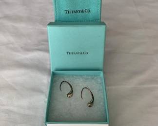  Lot # : 144 - Tiffany & Co. Elsa Peretti teardrop earrings
