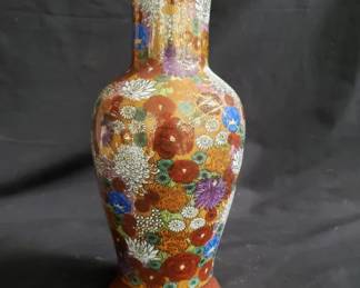 Lot # : 95 - Hand painted Asian porcelain vase
