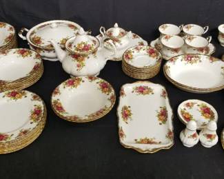 Lot # : 121 - 75 Old Country Roses Royal Albert bone china
