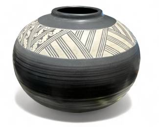 Lot # : 425a - Vintage Treasure Craft matte black pottery vessel
