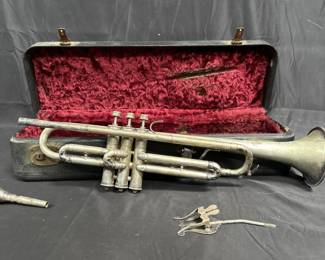 Lot # : 574 - Vintage cavalier USA trumpet 19 1/2"
