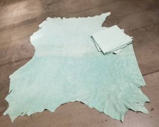 Lot # : 423 - Group of leather
