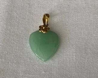 Lot # : 154 - 18k gold and Jadeite pendant 1.3 grams (pb)
