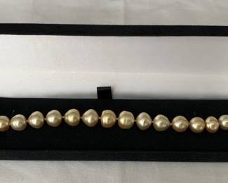 Lot # : 142 - Pearl necklace with14k gold clasp
