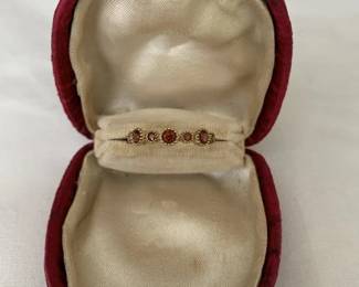 Lot # : 140 - Gold-plated sterling silver ring with ruby-red gemstones. Size 6 1/2
1.4g.
