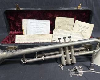 Lot # : 575 - Vintage 1940s cavalier trumpet 20"
