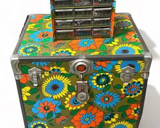 Lot # : 489m - Mid century flower power trunk with matching
