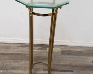 Lot # : 13 - Brass plant stand with glass top
