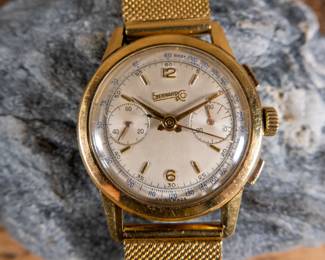 An 18K gold Chronograph Swiss made men's watch made by Eberhard & Co. Circa 1940's. 8 inch band with a 38mm case diameter with crown and 42mm lug to lug. Total weight 85 grams.
