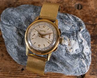 An 18K gold Chronograph Swiss made men's watch made by Eberhard & Co. Circa 1940's. 8 inch band with a 38mm case diameter with crown and 42mm lug to lug. Total weight 85 grams.