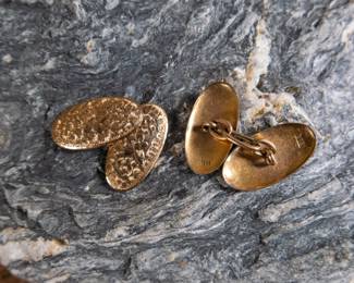 A pair of 10K gold Edwardian cuff links. A beautiful pair of gold cuff links with an ornate carved design and a small floral centerpiece. Total weight 4.41 grams.