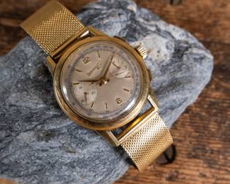 An 18K gold Chronograph Swiss made men's watch made by Eberhard & Co. Circa 1940's. 8 inch band with a 38mm case diameter with crown and 42mm lug to lug. Total weight 85 grams.