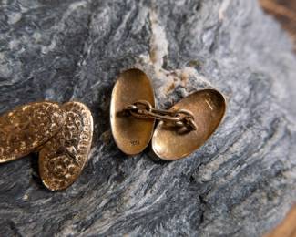 A pair of 10K gold Edwardian cuff links. A beautiful pair of gold cuff links with an ornate carved design and a small floral centerpiece. Total weight 4.41 grams.