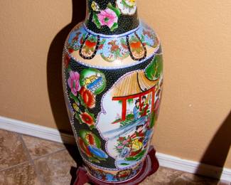Oriental decorative vase 