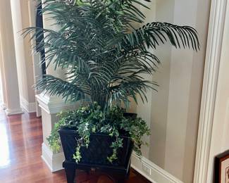 Entrance Foyer ~~~Very Large Planters ~~~ impressive