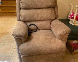 Lazy Boy electric lift chair w/remote