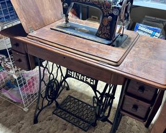 Singer Sewing Machine in Beautiful Cabinet