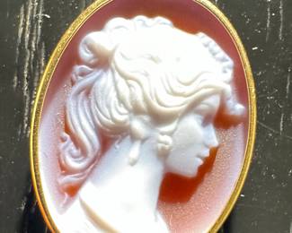 18K Gold Cameo Pendant