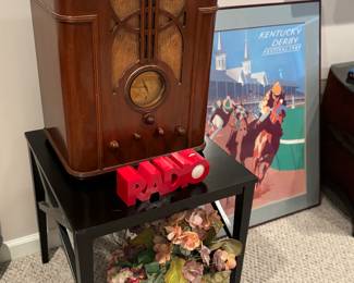 Antique Silvertone tube radio in working condition