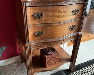 Elegant antique table in excellent condition 