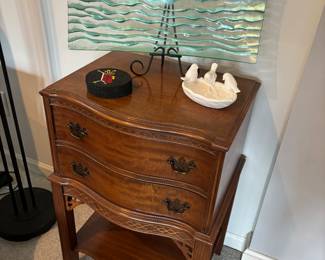 Cute antique table in fantastic condition