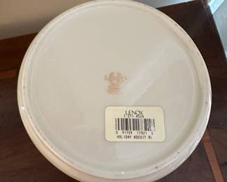 T97 - $25. Lenox Holiday Canister / Biscuit Jar with lidT97 - 