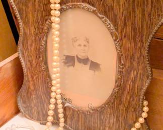 beads on old frame photo 