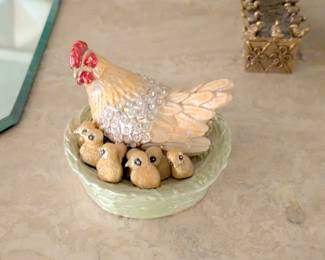 chicken hen baby chicks box 