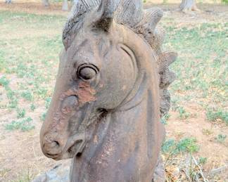 horse statue yard 