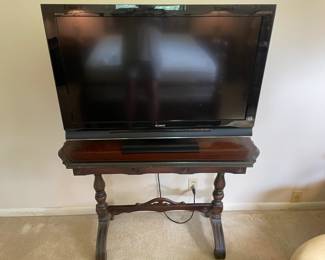 Sony 40" Bravia TV LCD 2008   $ 95.00                                                    Foyer Table 42" w 18"d 29.5"t  $ 125.00