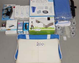 LOT GAMIING ACCESSORIES INCLUDING WII STARTER KIT 6 IN I, SPARRING GLOVES, NUNCHUK, EVERLAST AEROBIC STEP AND MORE NOS