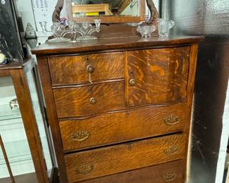 Antique chest of drawers 